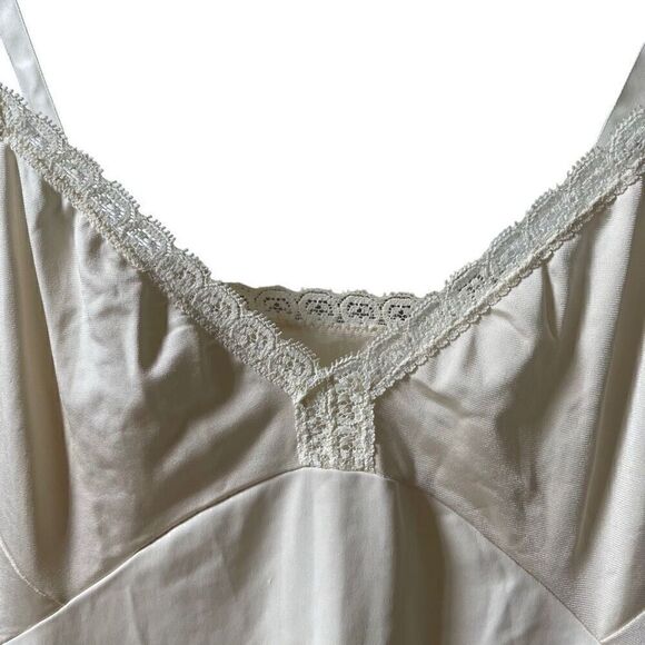 Vintage Shadowline Full Slip Womens 34 MS Pale Yellow Lace Trim Adjustable Strap - Picture 4 of 7